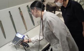 《内蒙古桃红巴拉墓葬出土铜器的科学研究》项目组开展院藏文物检测工作